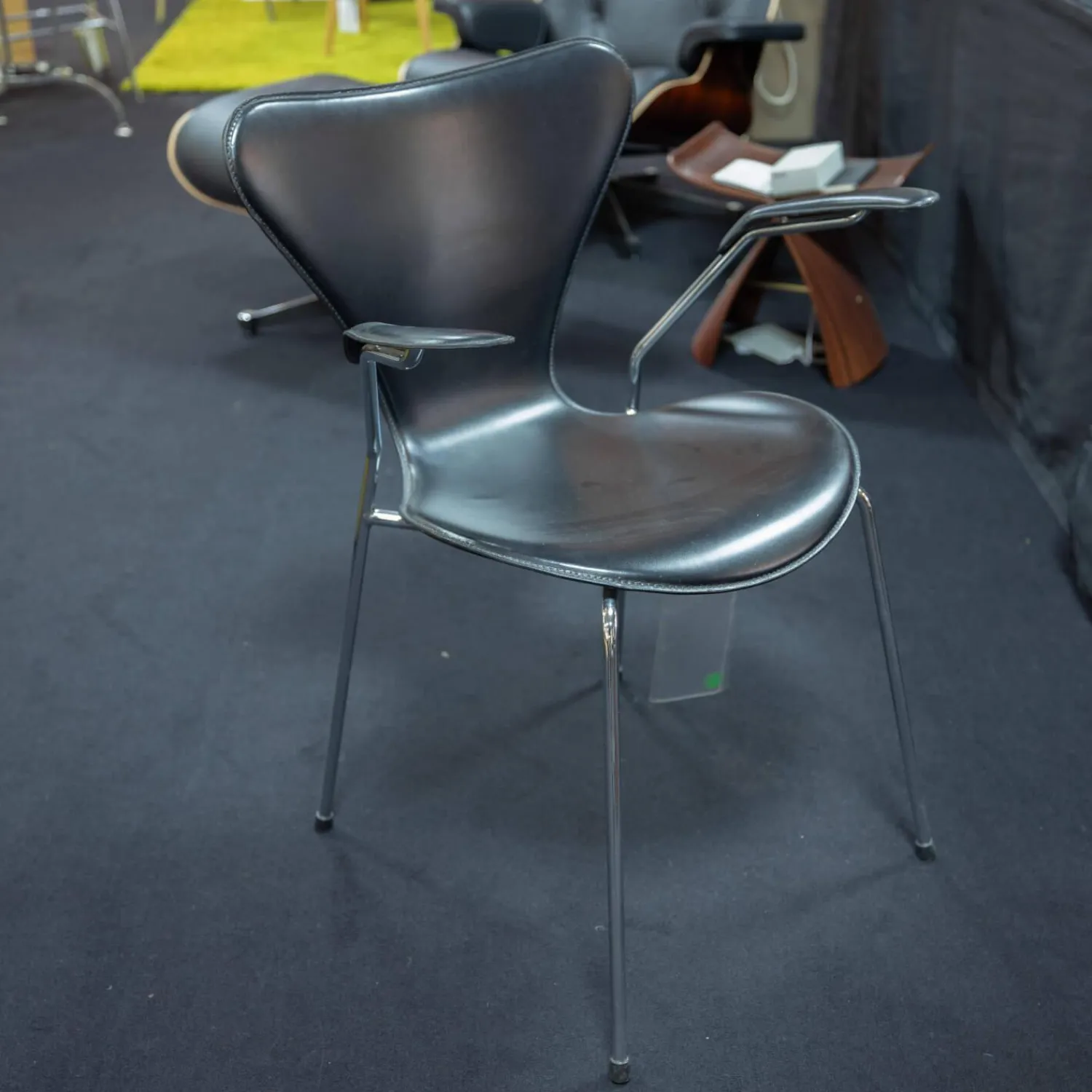 Fritz Hansen Einzelstühle|Stuhl 3207 Serie 7 Sitzschale Vollpolster Bezug Leder Kat. 5 Schwarz Untergestell Stahlrohr Verchromt