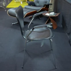 Fritz Hansen Einzelstühle|Stuhl 3207 Serie 7 Sitzschale Vollpolster Bezug Leder Kat. 5 Schwarz Untergestell Stahlrohr Verchromt