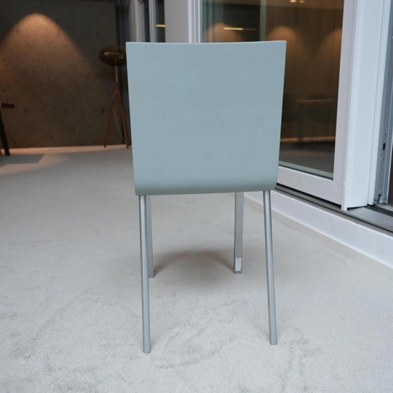 Vitra Einzelstühle|Stuhl 03 Sitzschalenfarbe Hellgrau Untergestell Pulverbeschichtet Silber Glatt