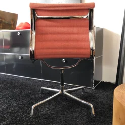 Vitra Bürostühle|Stuhl Aluminium Chair EA 101 Stoff Hopsak Poppy Red Elfenbein