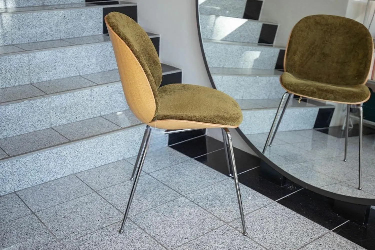 Gubi Einzelstühle|Stuhl Beetle Innen Stoff Mumble Glamour Moosgrün Grün Außen Eiche Semi Matt Lackiert Gestell Schwarzchrom