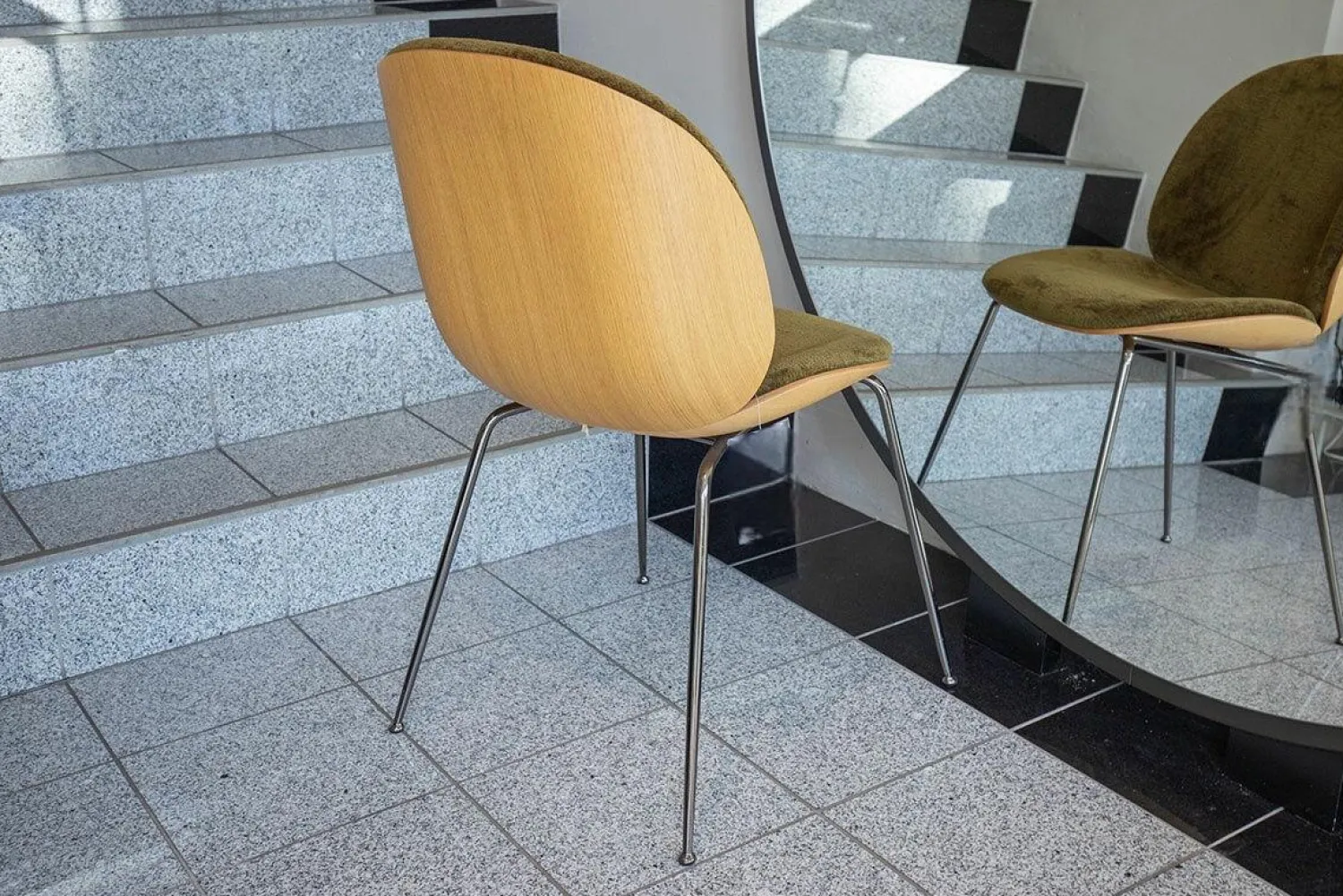 Gubi Einzelstühle|Stuhl Beetle Innen Stoff Mumble Glamour Moosgrün Grün Außen Eiche Semi Matt Lackiert Gestell Schwarzchrom