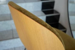 Gubi Einzelstühle|Stuhl Beetle Innen Stoff Mumble Glamour Moosgrün Grün Außen Eiche Semi Matt Lackiert Gestell Schwarzchrom