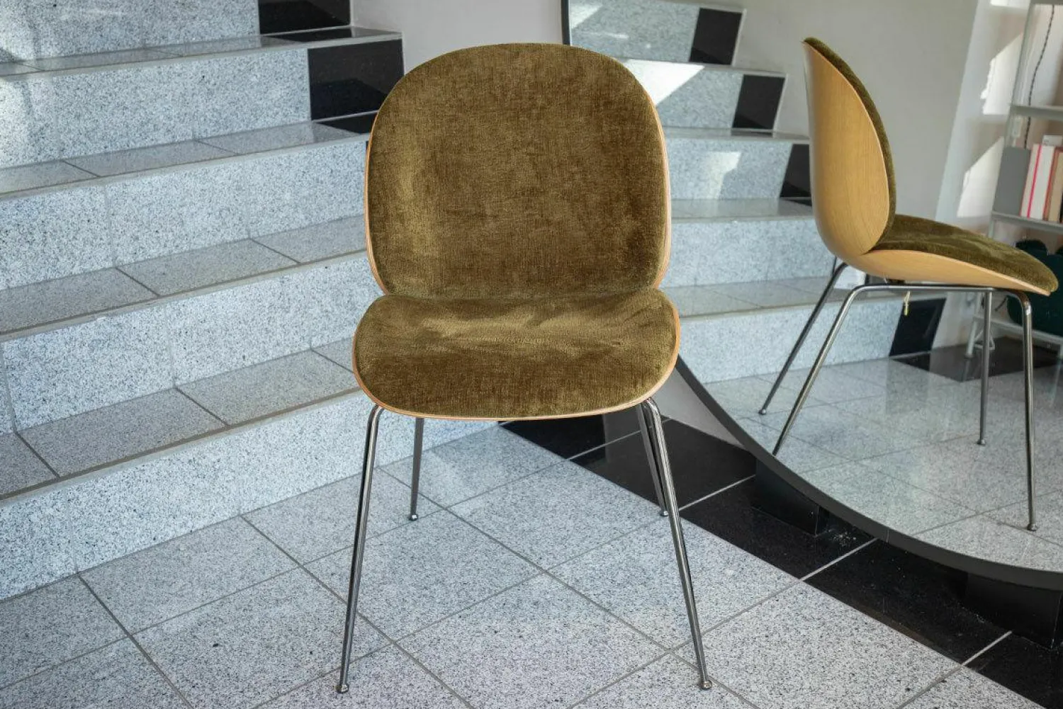 Gubi Einzelstühle|Stuhl Beetle Innen Stoff Mumble Glamour Moosgrün Grün Außen Eiche Semi Matt Lackiert Gestell Schwarzchrom