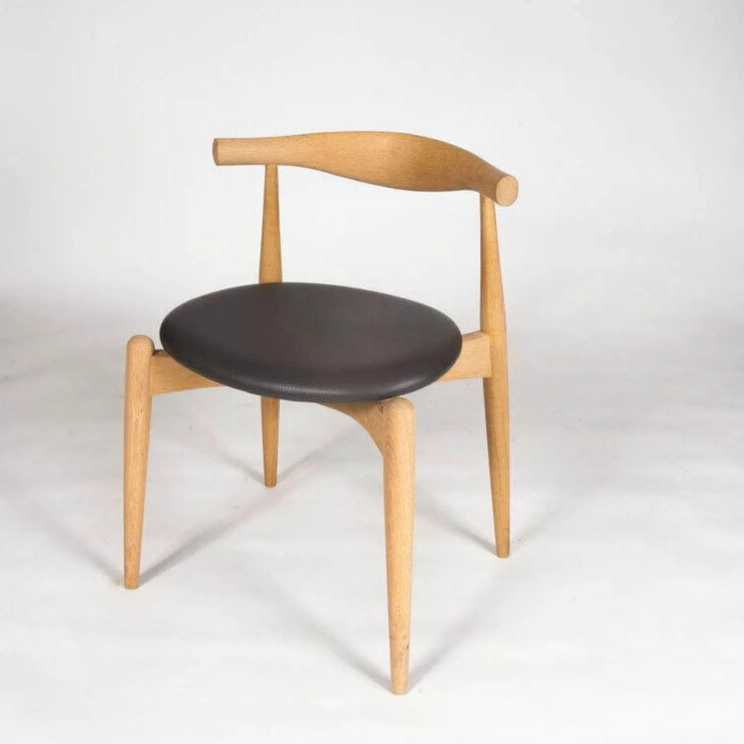 Carl Hansen & Søn Einzelstühle|Stuhl CH20 Elbow Chair Leder Loke 7110 Gestell Eiche Geseift