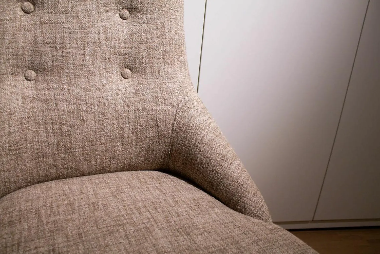 Porada Einzelstühle|Stuhl Chloé Stoff Patch V.05 Grau Gestell Nussbaum Canaletta Gebeizt