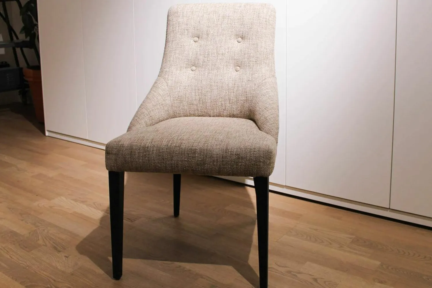 Porada Einzelstühle|Stuhl Chloé Stoff Patch V.05 Grau Gestell Nussbaum Canaletta Gebeizt