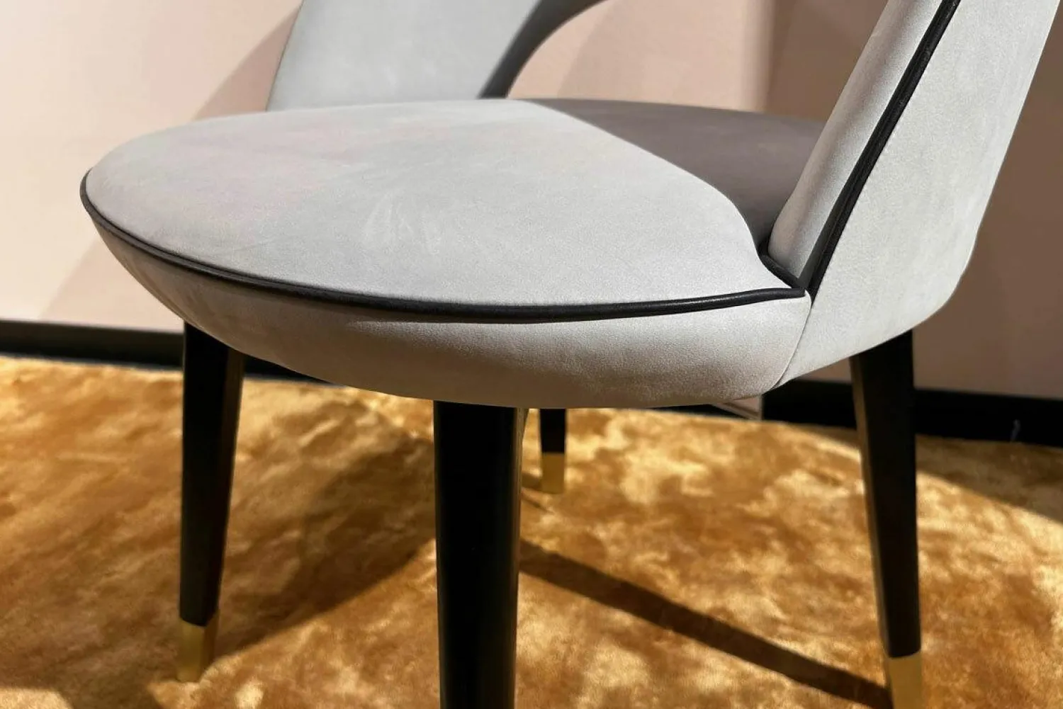 Baxter Einzelstühle|Stuhl Colette Leder Kashmir Nuage Hellgrau Gestell Buche Wenge Schwarz Gebeizt Füße Messing