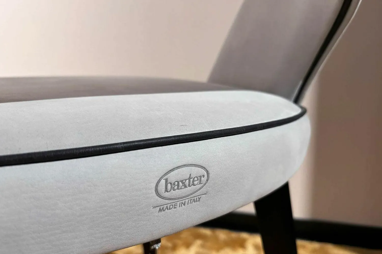 Baxter Einzelstühle|Stuhl Colette Leder Kashmir Nuage Hellgrau Gestell Buche Wenge Schwarz Gebeizt Füße Messing