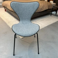 Fritz Hansen Einzelstühle|Stuhl Die Serie 7 Stoff Hallingdal Grau 130 Rücken Esche Schwarz Gestell Metall 3107 Schwarz Pulverbeschichtet