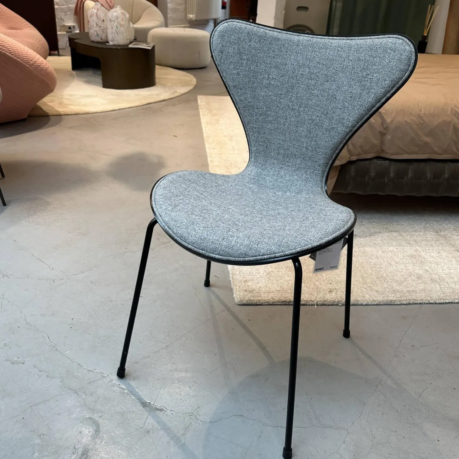 Fritz Hansen Einzelstühle|Stuhl Die Serie 7 Stoff Hallingdal Grau 130 Rücken Esche Schwarz Gestell Metall 3107 Schwarz Pulverbeschichtet