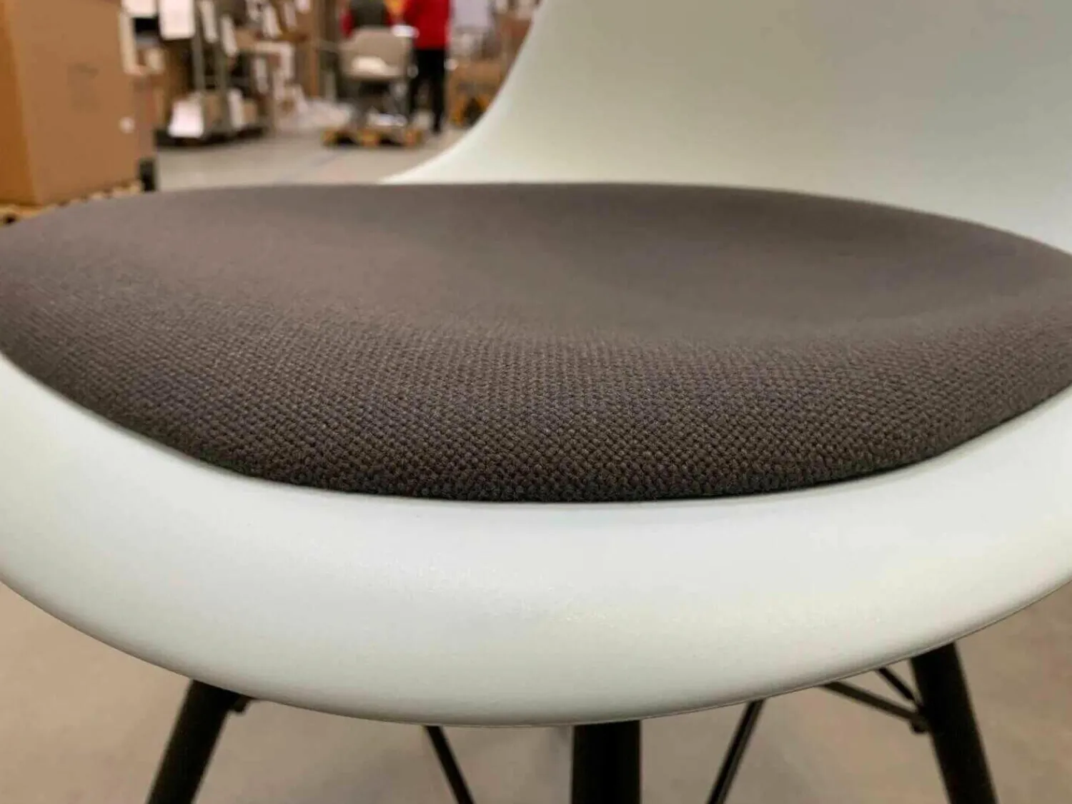 Vitra Einzelstühle|Stuhl DSW Eames Plastic Side Chair Dunkelgrau Eisgrau mit Sitzpolster