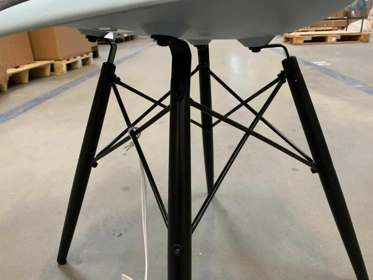 Vitra Einzelstühle|Stuhl DSW Eames Plastic Side Chair Dunkelgrau Eisgrau mit Sitzpolster