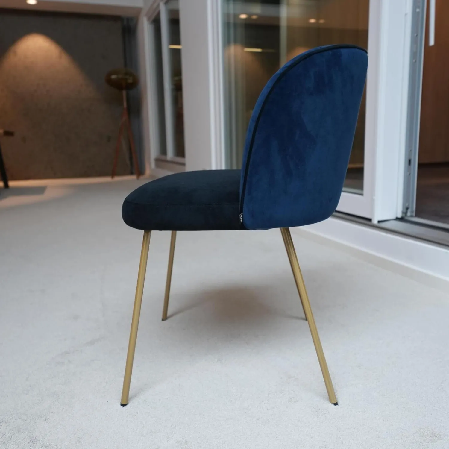 KFF Einzelstühle|Stuhl Gaia Line V1 Sitz Stoff Seven Onyx 169 Rücken Stoff Seven Navi 46 Gestell Messing