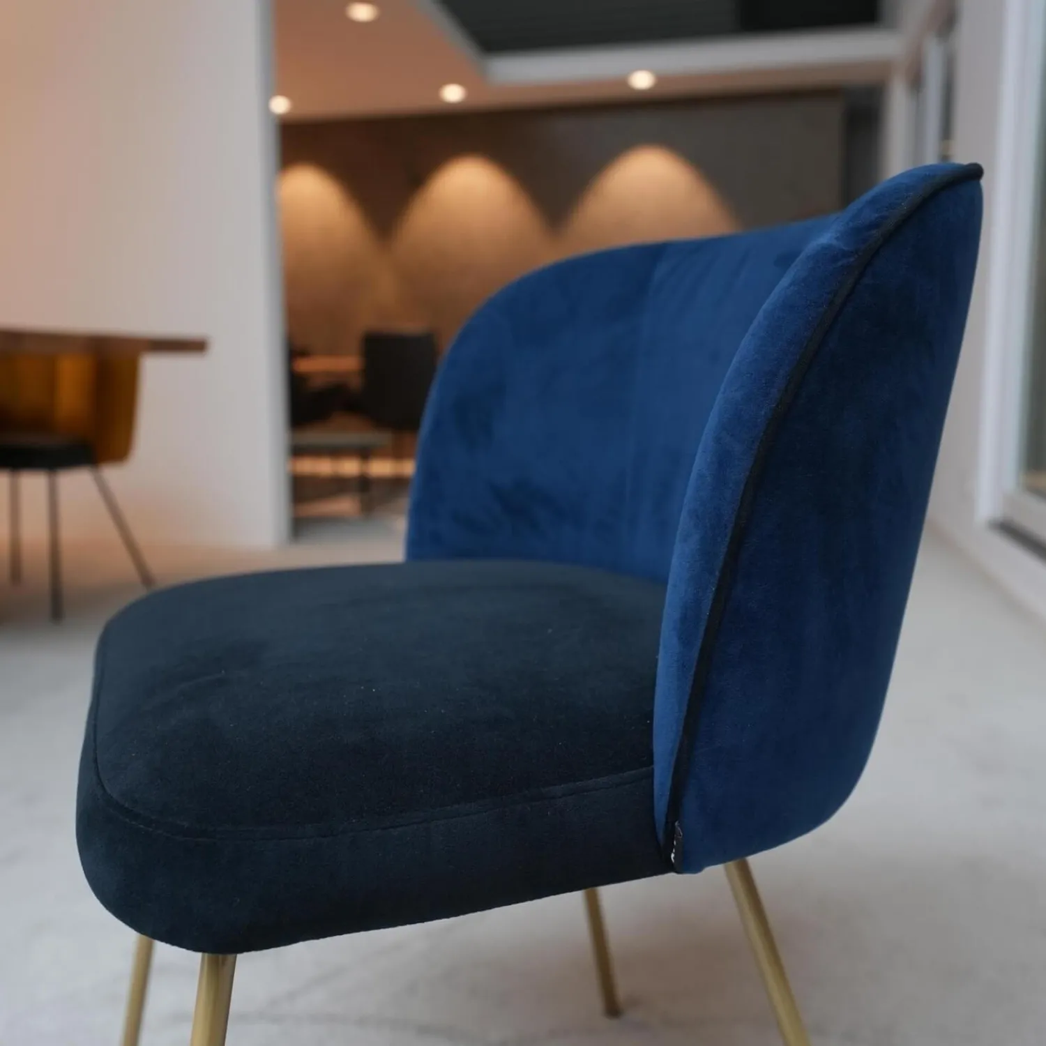 KFF Einzelstühle|Stuhl Gaia Line V1 Sitz Stoff Seven Onyx 169 Rücken Stoff Seven Navi 46 Gestell Messing