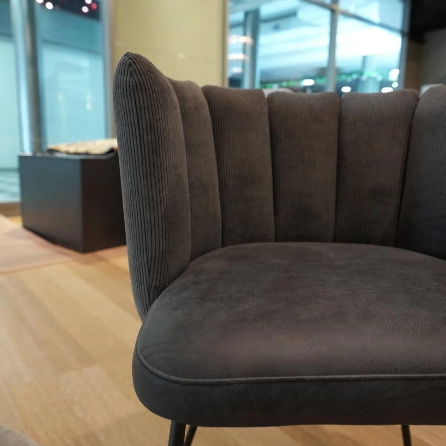 KFF Einzelstühle|Stuhl Gaia Sitz Leder Siena Schwarz Anthrazit Rücken Stoff Lisboa 01 Grau Metallgestell Schwarz