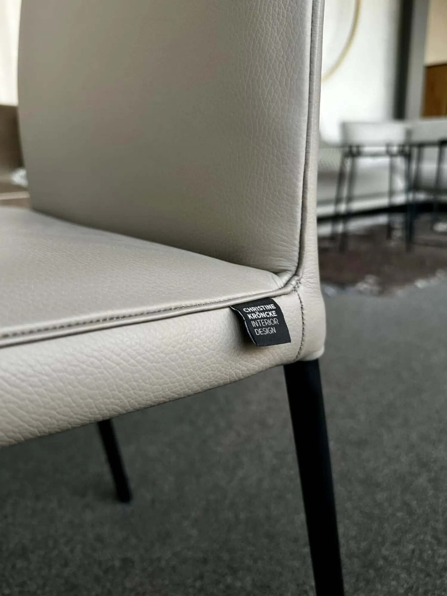 Christine Kröncke Einzelstühle|Stuhl Jaro 100 Bezug Leder Comfort Alpaca Grey Grau Gestell Edelstahlrohr Schwarz Pulverbeschichtet