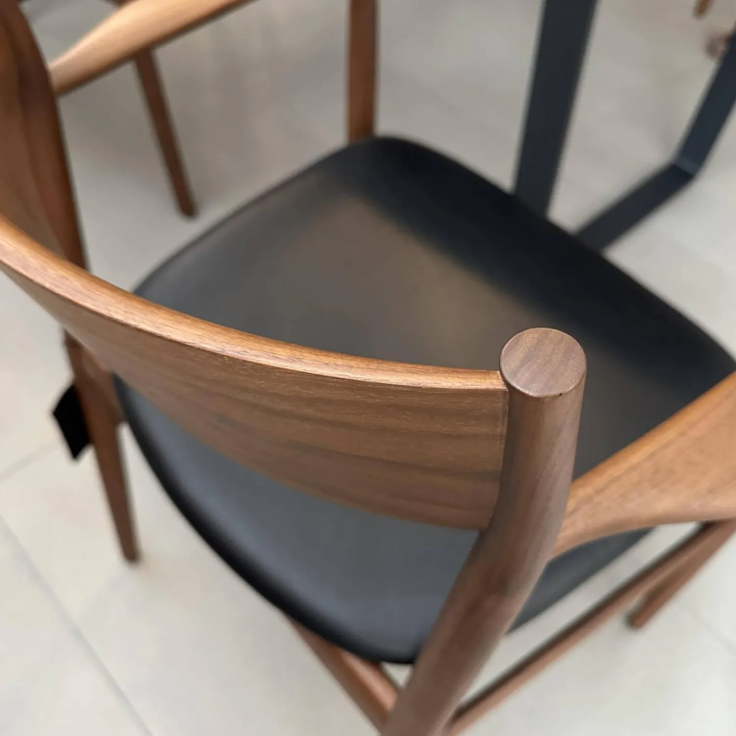 Conde House Einzelstühle|Stuhl Kamuy Leder L3 Schwarz Gestell Nussbaum Massiv