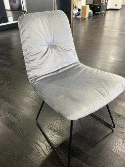 Freifrau Einzelstühle|Stuhl Leya Stoff Sahco Avalon 0043 Silber Metall Kufengestell Tiefschwarz