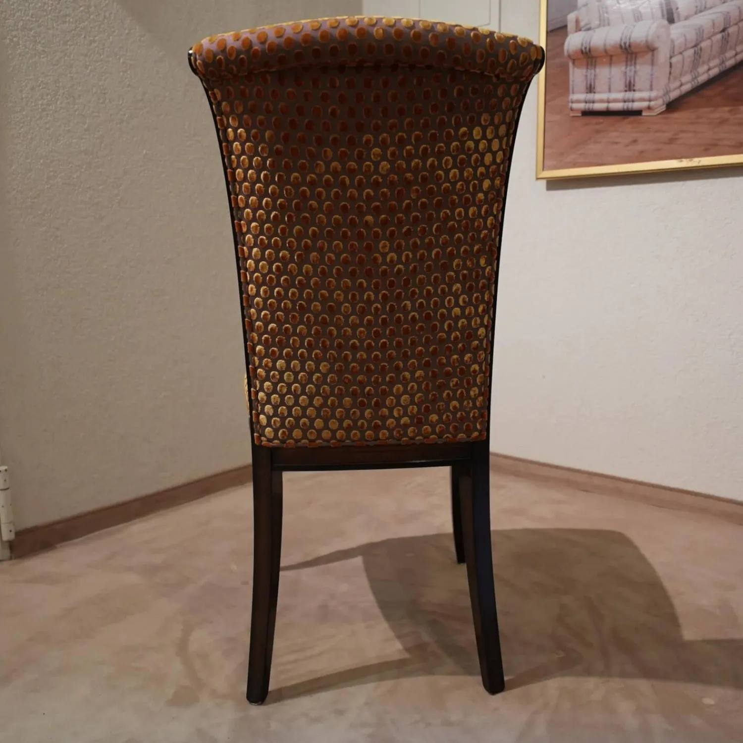 Finkeldei Einzelstühle|Stuhl Modell Gabriella 223 Stoff Bezug Toul 33 118 Goldgelb Braun Nussbaum Dunkel Hochglanz Sichtholzgestell Gebeizt und Lackiert