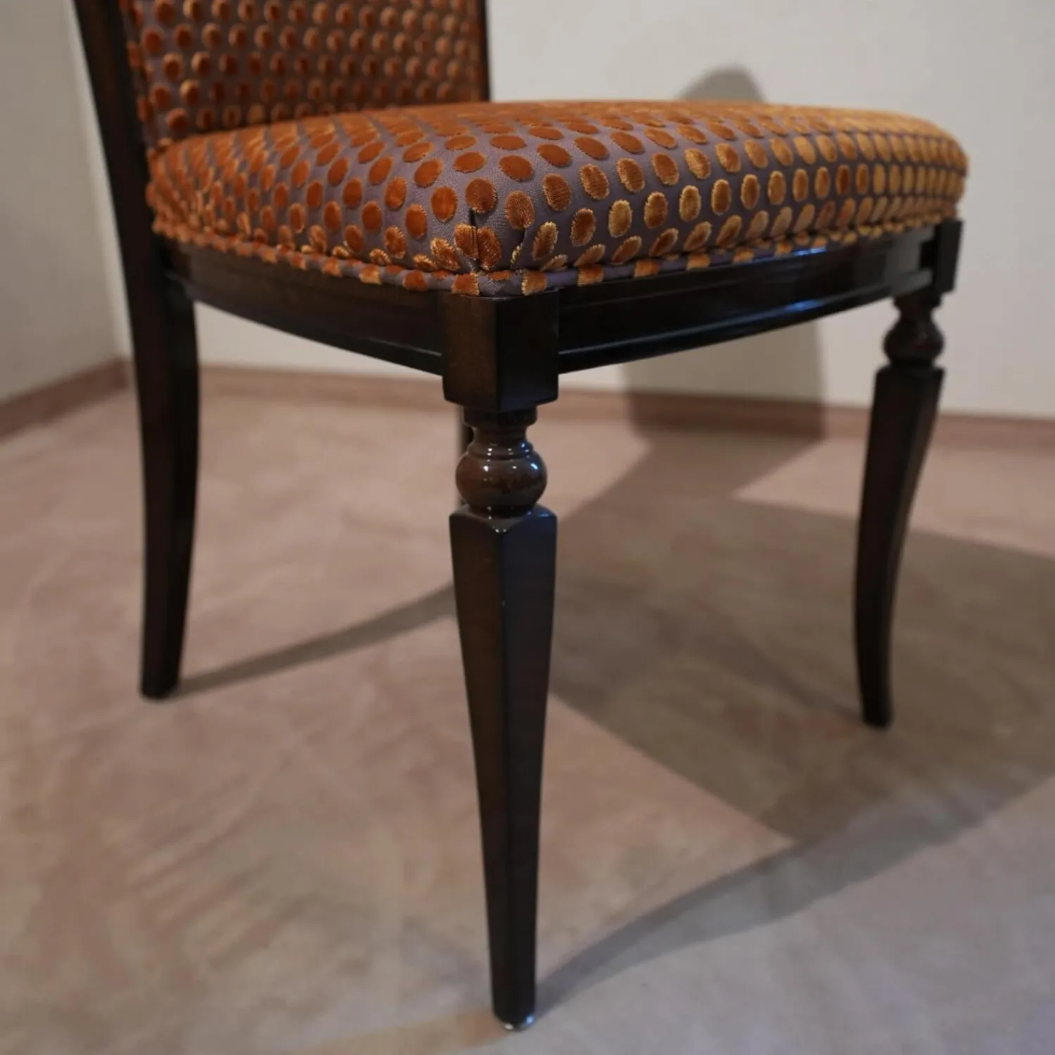 Finkeldei Einzelstühle|Stuhl Modell Gabriella 223 Stoff Bezug Toul 33 118 Goldgelb Braun Nussbaum Dunkel Hochglanz Sichtholzgestell Gebeizt und Lackiert