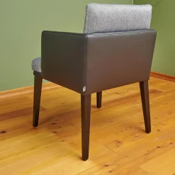 Bielefelder Werkstätten Einzelstühle|Stuhl Polo Dining Mit Armlehne Sitz Stoff Noah Grau Rücken Leder Normandie Schwarz Füße Eiche Schwarz Gebeizt