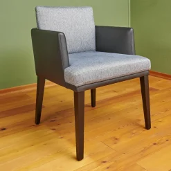 Bielefelder Werkstätten Einzelstühle|Stuhl Polo Dining Mit Armlehne Sitz Stoff Noah Grau Rücken Leder Normandie Schwarz Füße Eiche Schwarz Gebeizt