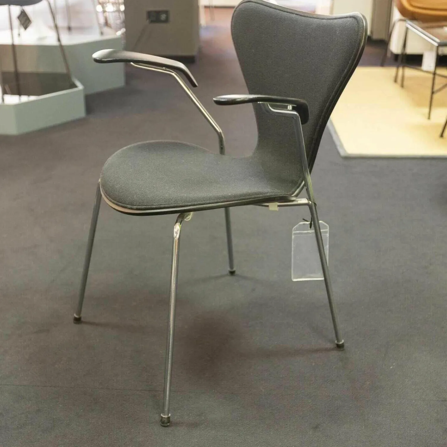 Fritz Hansen Einzelstühle|Stuhl Serie 7 Mit Armlehnen Stoff Hallingdal Schwarz Untergestell Stahlrohr Verchromt Sitzschale Esc