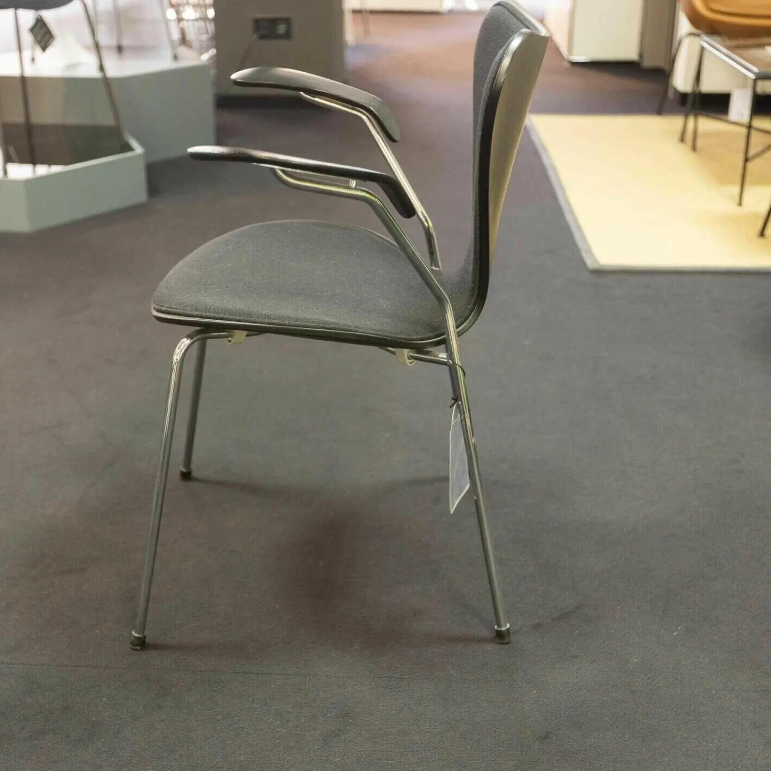 Fritz Hansen Einzelstühle|Stuhl Serie 7 Mit Armlehnen Stoff Hallingdal Schwarz Untergestell Stahlrohr Verchromt Sitzschale Esc