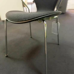 Fritz Hansen Einzelstühle|Stuhl Serie 7 Mit Armlehnen Stoff Hallingdal Schwarz Untergestell Stahlrohr Verchromt Sitzschale Esc