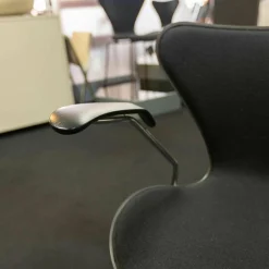 Fritz Hansen Einzelstühle|Stuhl Serie 7 Mit Armlehnen Stoff Hallingdal Schwarz Untergestell Stahlrohr Verchromt Sitzschale Esc