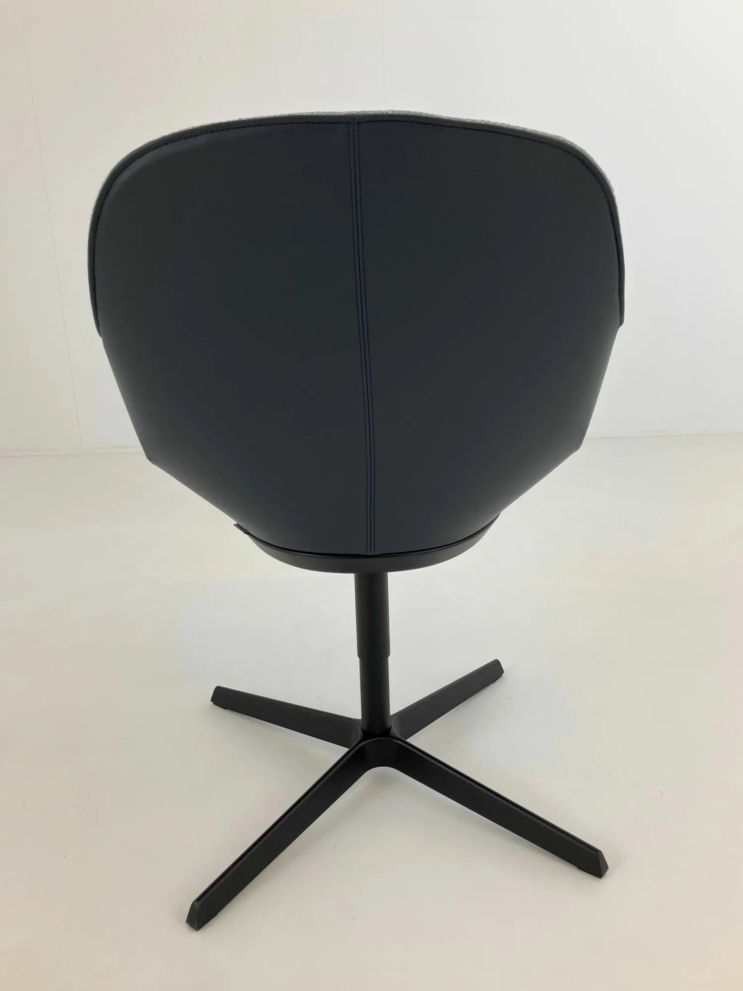 Walter Knoll Einzelstühle|Stuhl Sheru Innen Stoff Tonga Shadow Grau Außen Leder Rodeo Soft Midnight Blue Blau Gestell Metall Schwarz