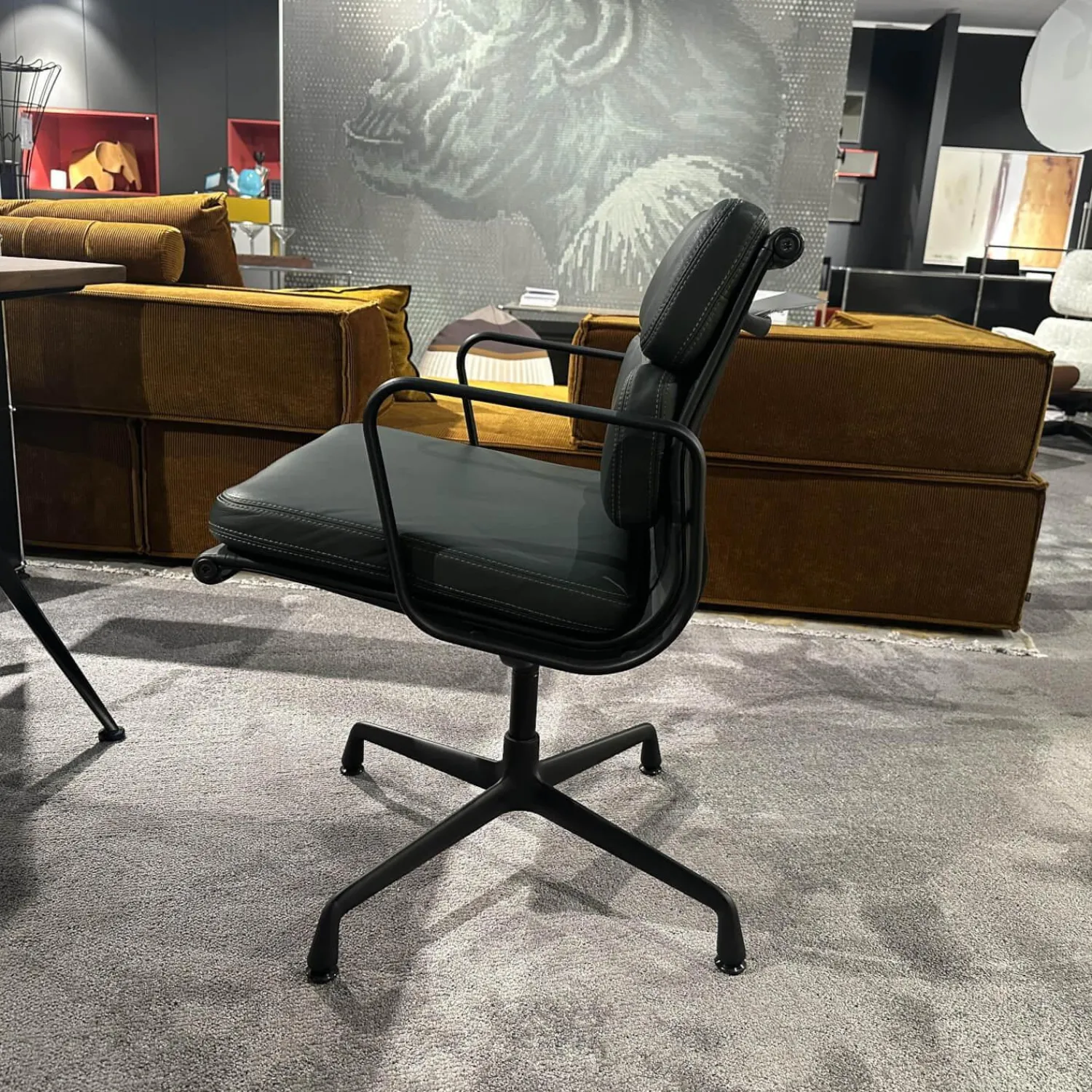 Vitra Bürostühle|Stuhl Soft Pad EA 208 Leder Premium Jade Grün Gestell Klassische Höhe Schwarz