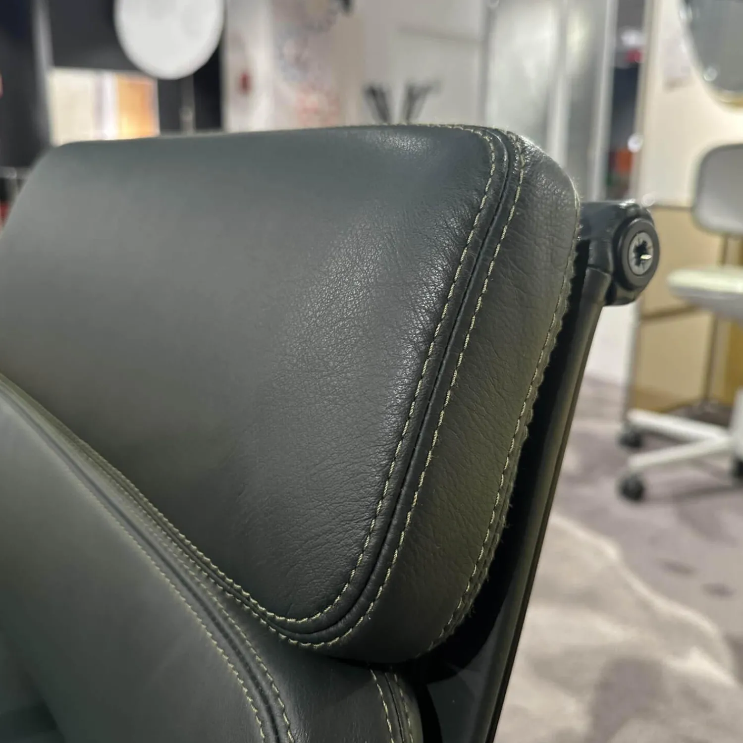 Vitra Bürostühle|Stuhl Soft Pad EA 208 Leder Premium Jade Grün Gestell Klassische Höhe Schwarz