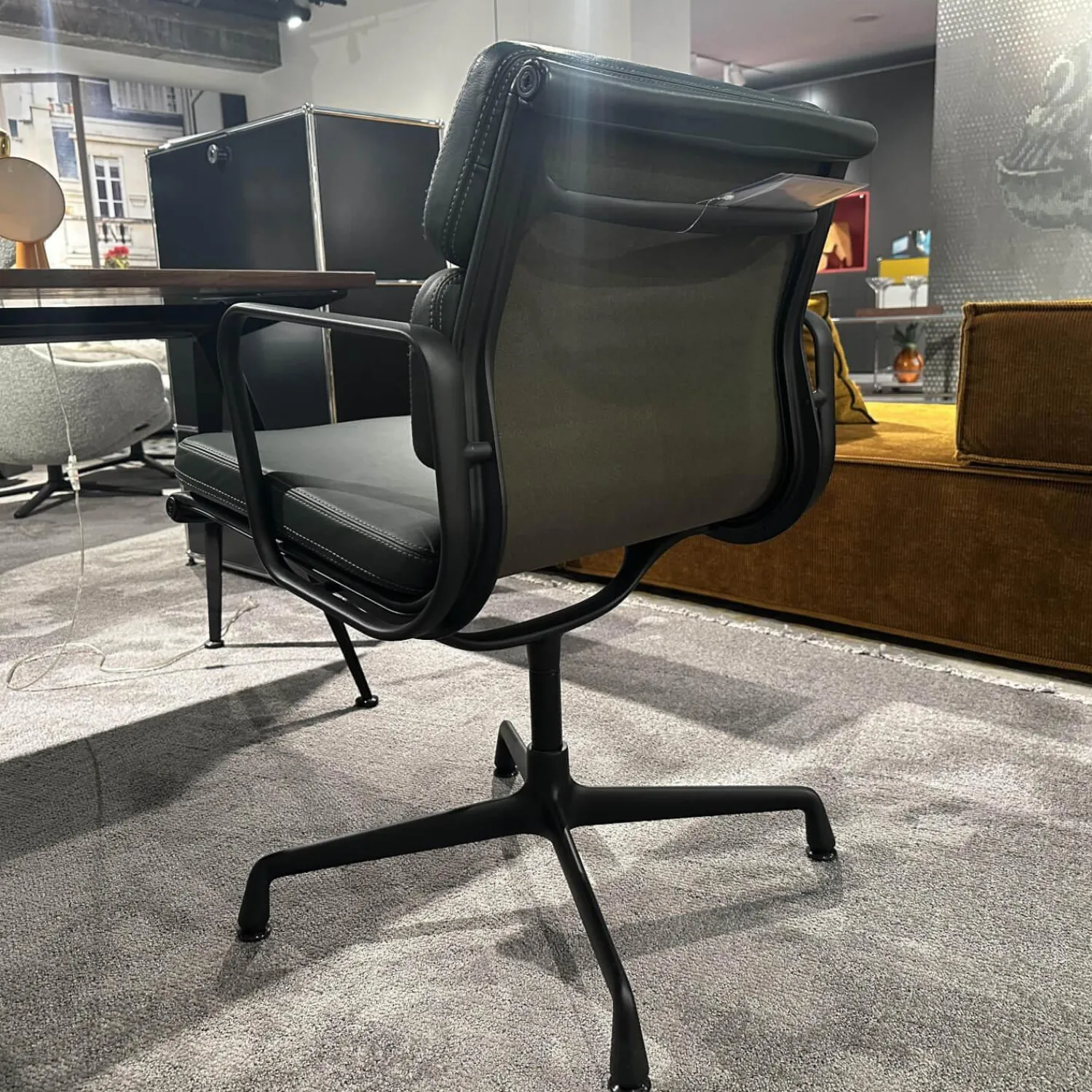 Vitra Bürostühle|Stuhl Soft Pad EA 208 Leder Premium Jade Grün Gestell Klassische Höhe Schwarz