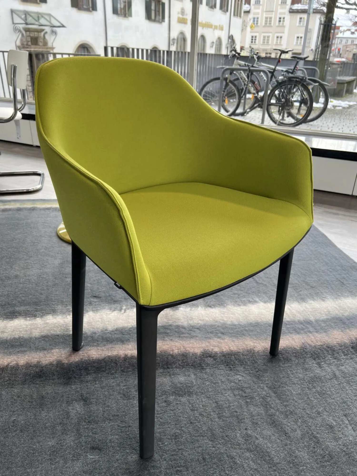 Vitra Einzelstühle|Stuhl Softshell Chair Plano Stoff Avocado Grün Vierbein-Untergestell Chocolate Schwarz