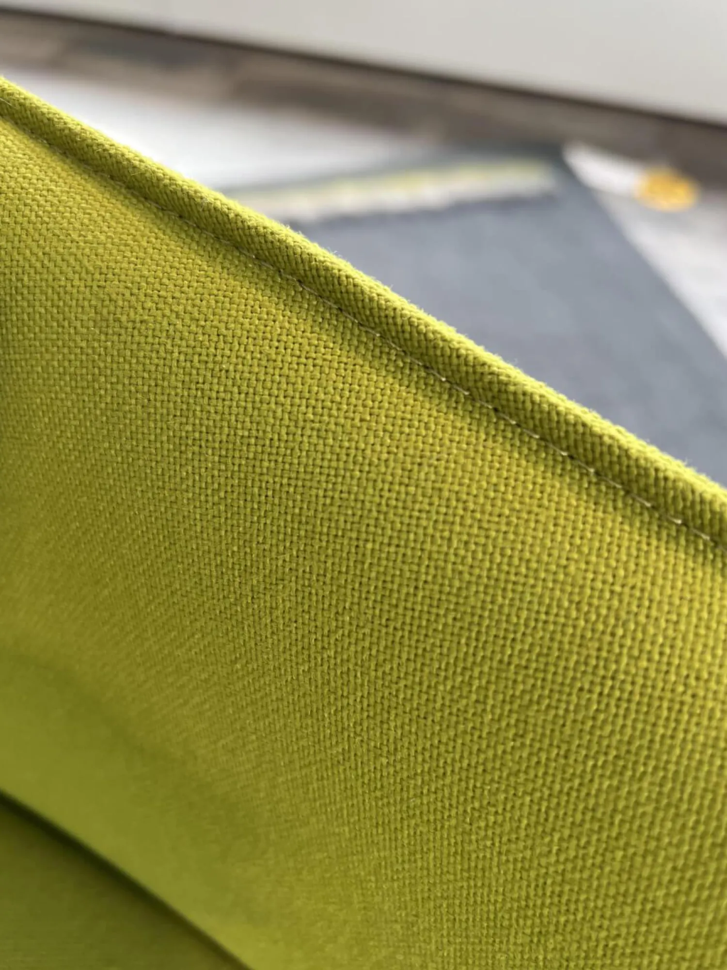 Vitra Einzelstühle|Stuhl Softshell Chair Plano Stoff Avocado Grün Vierbein-Untergestell Chocolate Schwarz