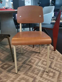 Vitra Einzelstühle|Stuhl Standard Von Jean Prouvé Nussbaum Stahl Pulverbeschichtet Farbe Prouvé Blanc Colombe