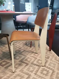 Vitra Einzelstühle|Stuhl Standard Von Jean Prouvé Nussbaum Stahl Pulverbeschichtet Farbe Prouvé Blanc Colombe