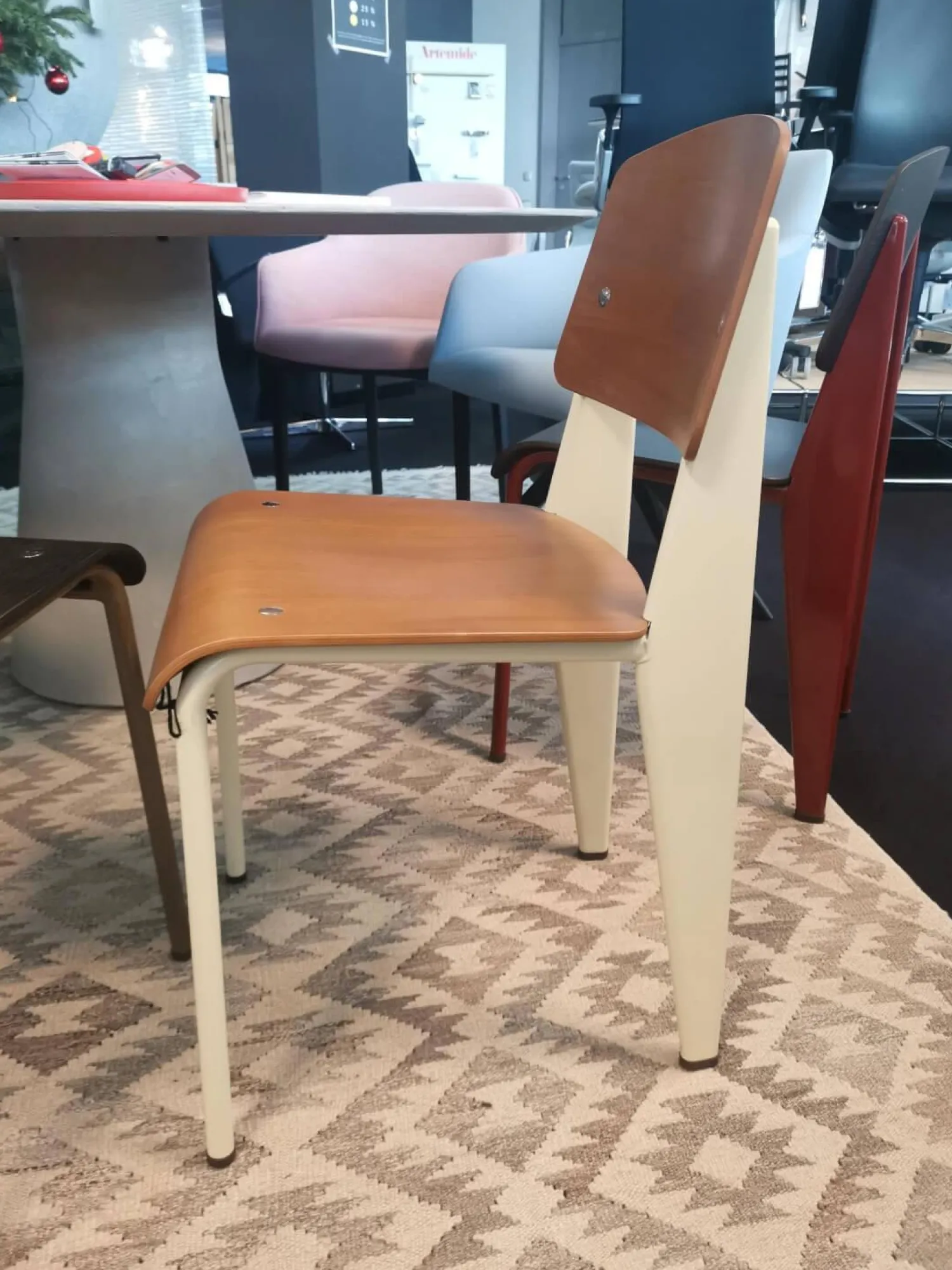 Vitra Einzelstühle|Stuhl Standard Von Jean Prouvé Nussbaum Stahl Pulverbeschichtet Farbe Prouvé Blanc Colombe