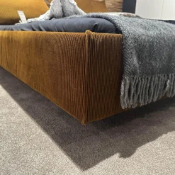 Möller Design Polsterbetten|Systembett MD13 Stoff Charmelle Cord 52 Rot Braun Holzfuß Schwarz Mit Kopfteil Rose