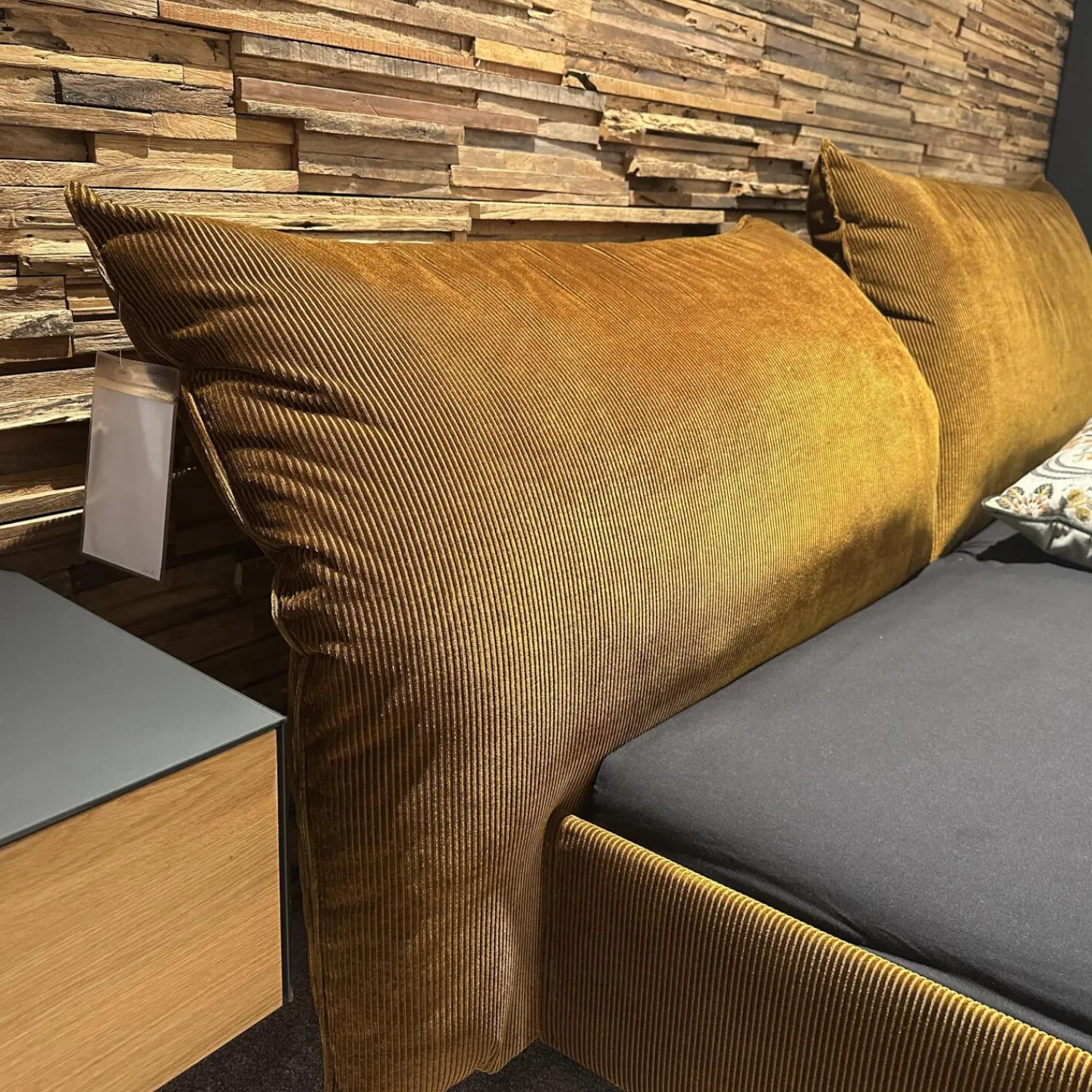 Möller Design Polsterbetten|Systembett MD13 Stoff Charmelle Cord 52 Rot Braun Holzfuß Schwarz Mit Kopfteil Rose