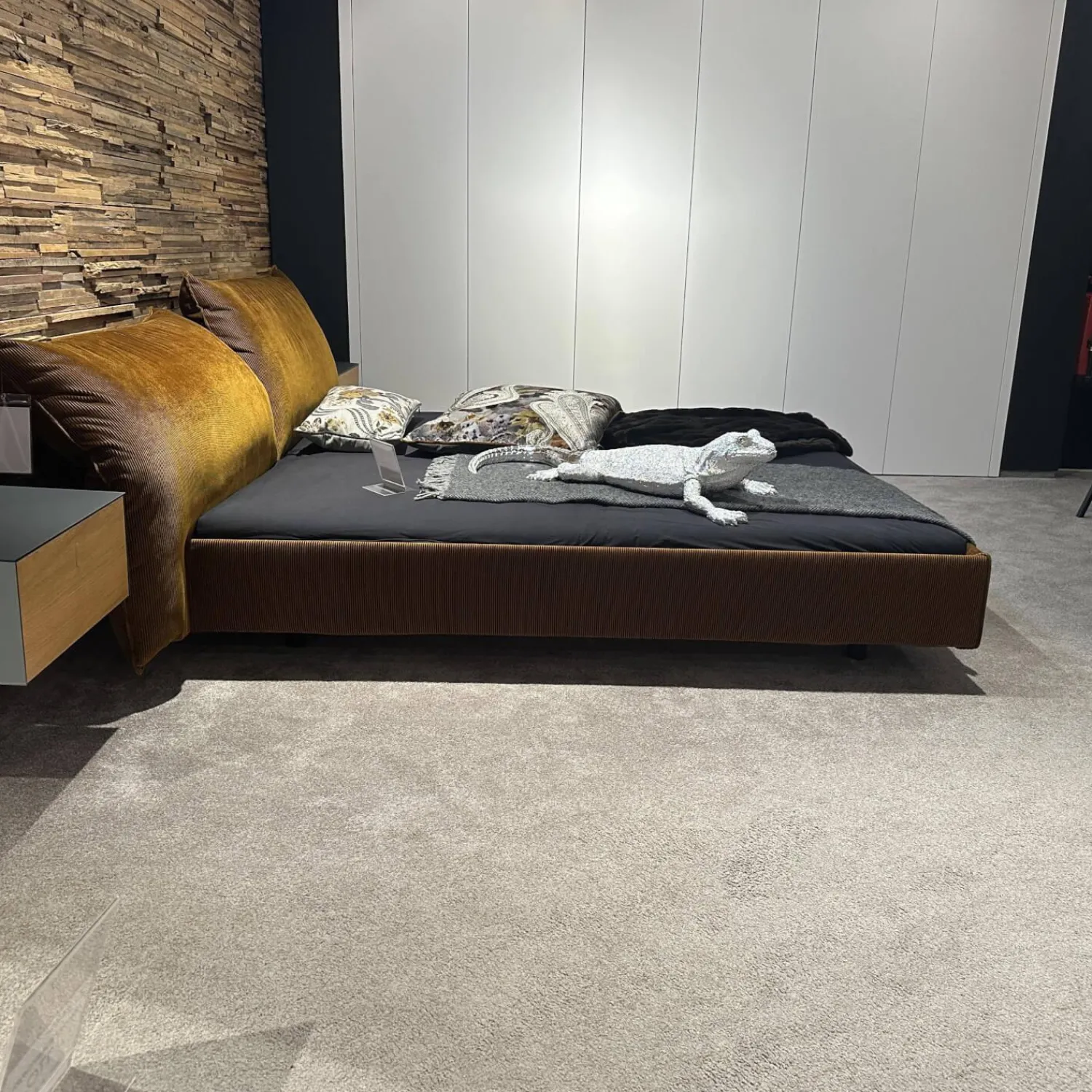 Möller Design Polsterbetten|Systembett MD13 Stoff Charmelle Cord 52 Rot Braun Holzfuß Schwarz Mit Kopfteil Rose