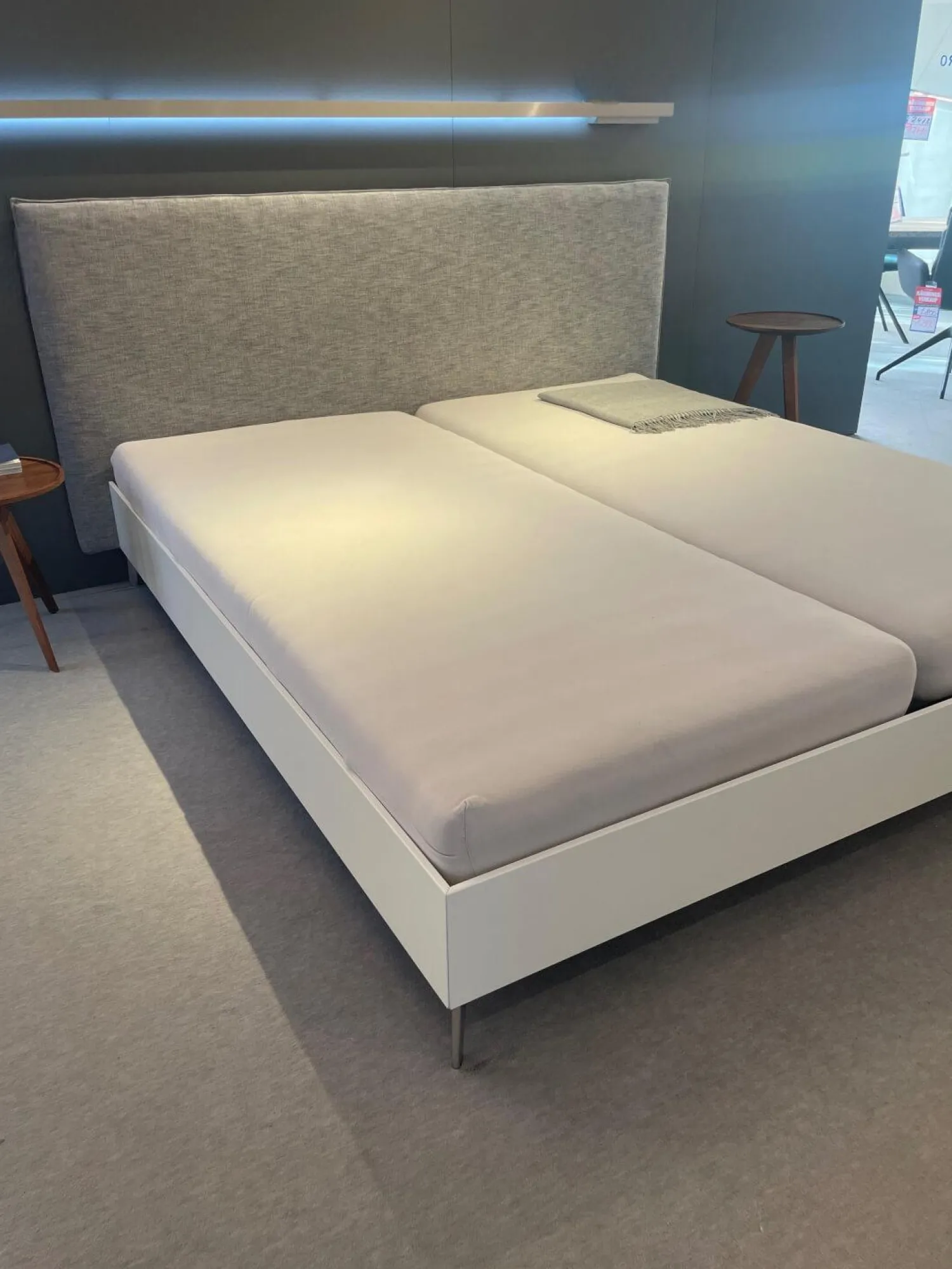 Möller Design Polsterbetten|Systembett MD13 Stoff Maple 742 Grau Meliert Rahmen Lack Matt Weiß 003 Füße Metall NQ Aluminium ohne Rost ohne Matratzen