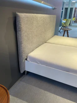 Möller Design Polsterbetten|Systembett MD13 Stoff Maple 742 Grau Meliert Rahmen Lack Matt Weiß 003 Füße Metall NQ Aluminium ohne Rost ohne Matratzen