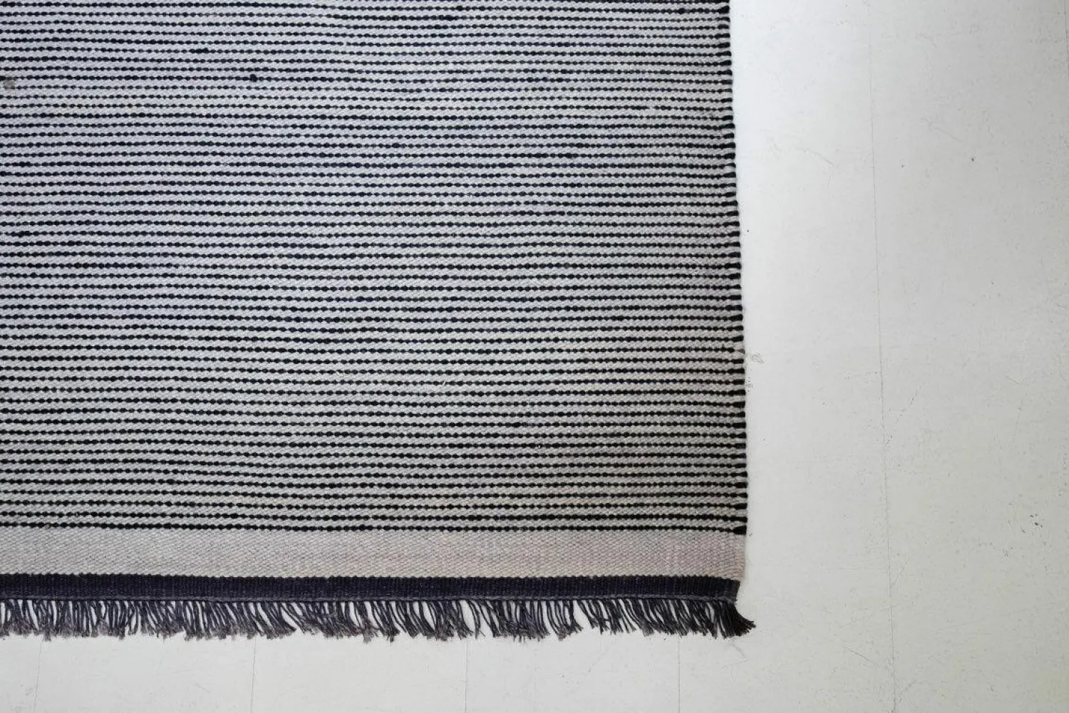 Fabula Living Teppiche|Teppich Njord Light Grey Black Hellgrau Schwarz Aus Neuseeländischer Wolle