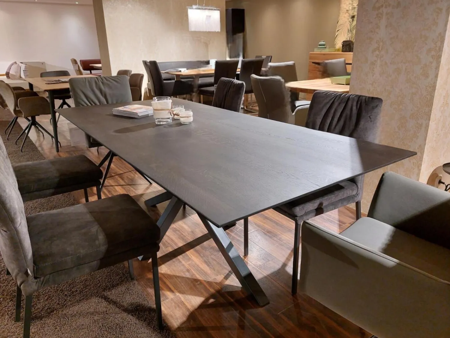 Global Esstische|Tisch 3150 Platte Eiche Massiv Night Lackiert Epoxidharz Dunkel Gestell Moon Leg Schwarz Pulverbeschichtet