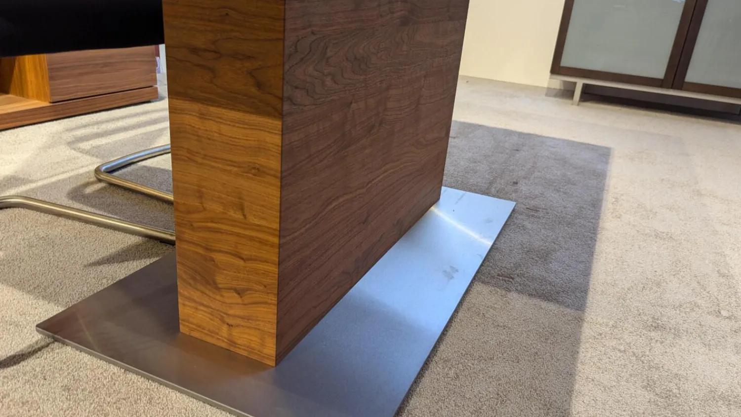 Venjakob Esstische|Tisch 6133 Tischplatte ESG Optiwhite Taupe Grau Säule Colorado Nussbaum Geölt Mit 2 Fach Auszug Fuß Edelstahl