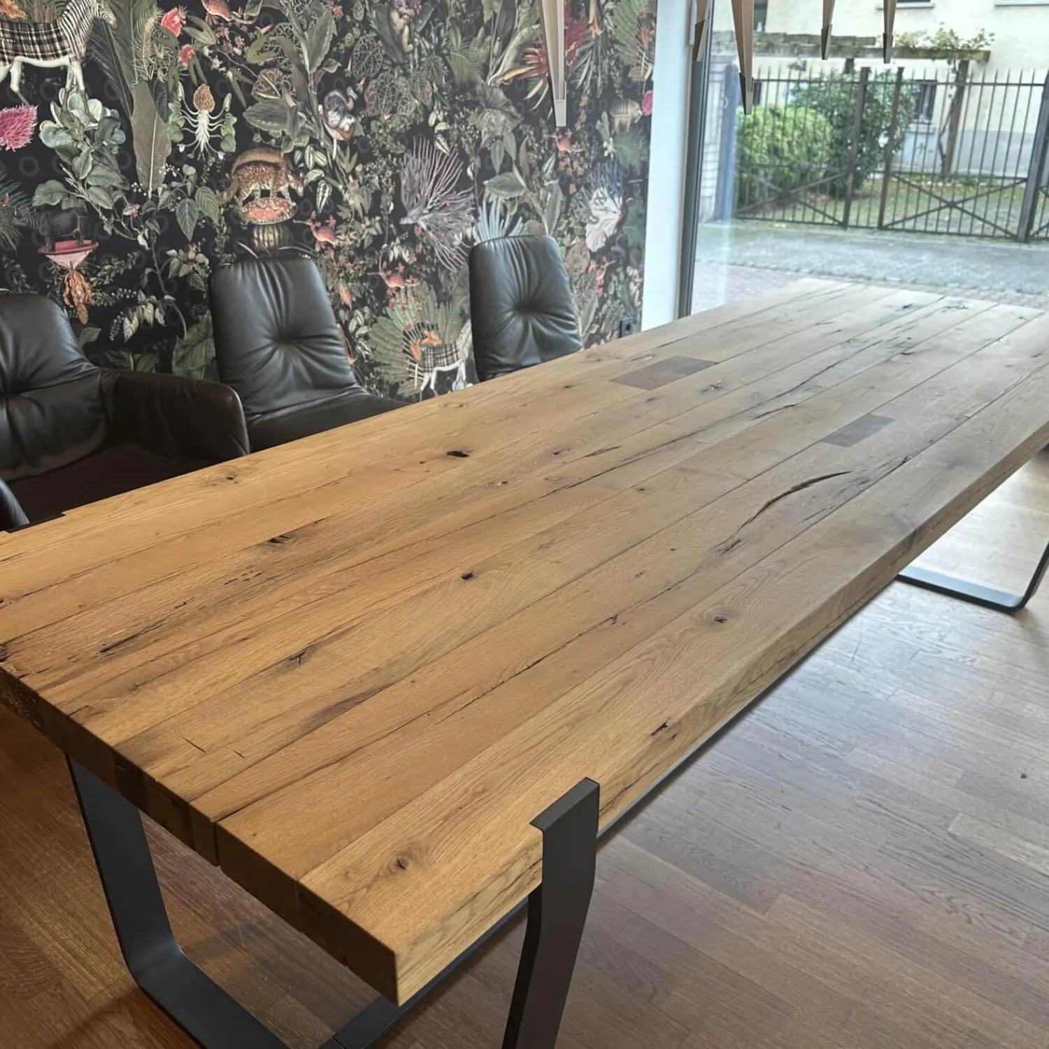 Janua Esstische|Tisch BB11 Clamp Platte Eiche Altholz Natur Geölt Füße RAL 9005 Tiefschwarz Schwarz Pulverbeschichtet