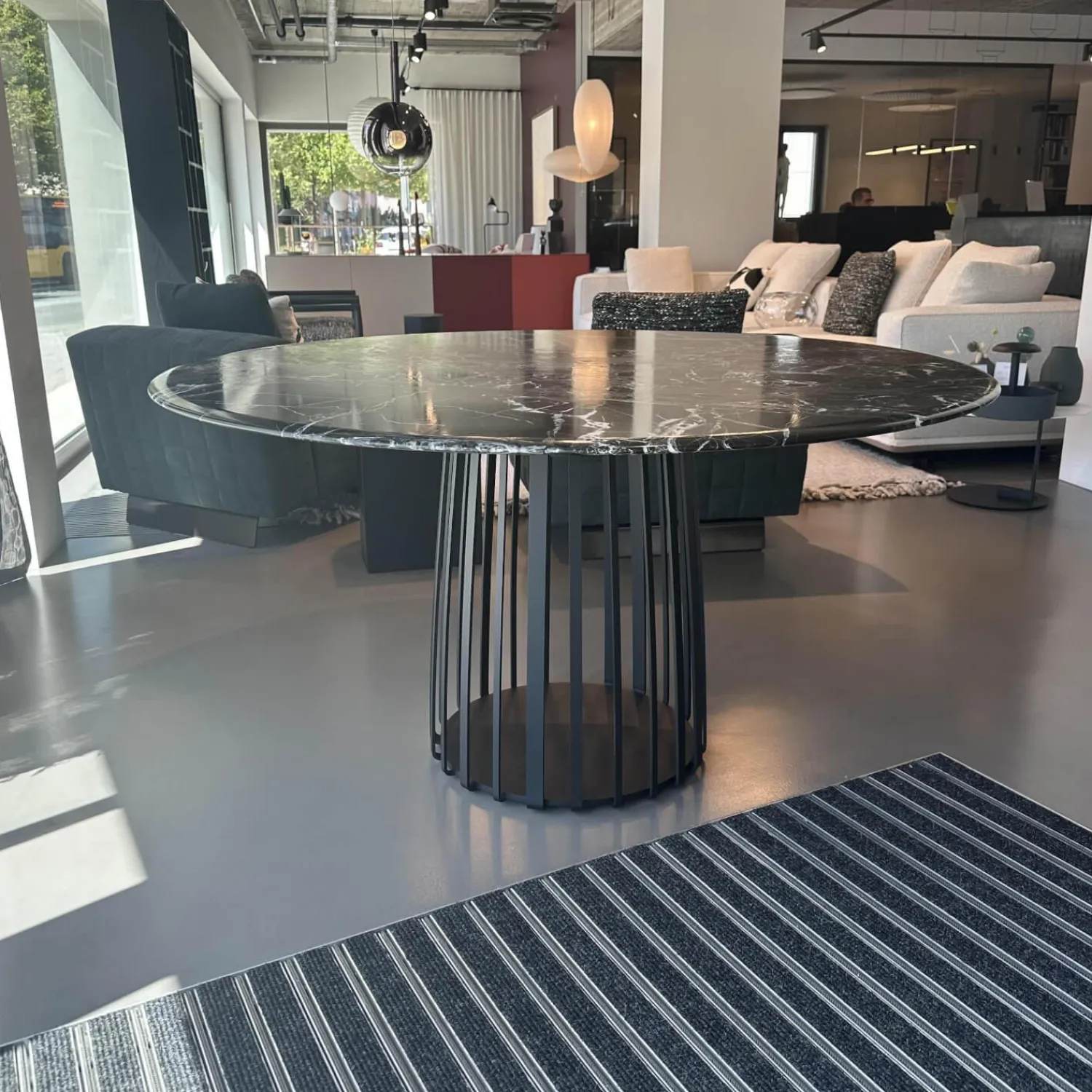 Janua Esstische|Tisch BC 07 Basket Platte Stein Verde Lepanto Schwarz Weiß Rund Streben Tiefschwarz Schwarz